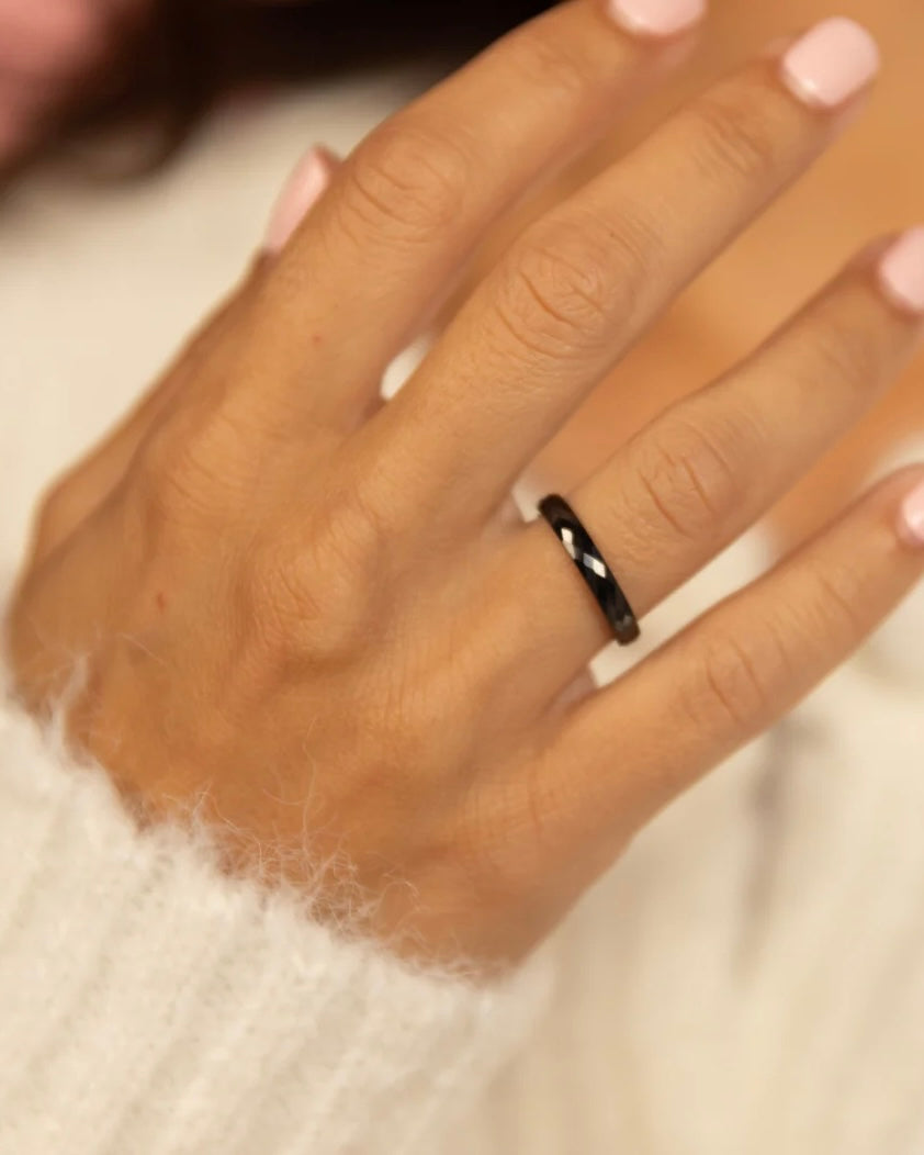 Keramiek ring facet geslepen Zwart