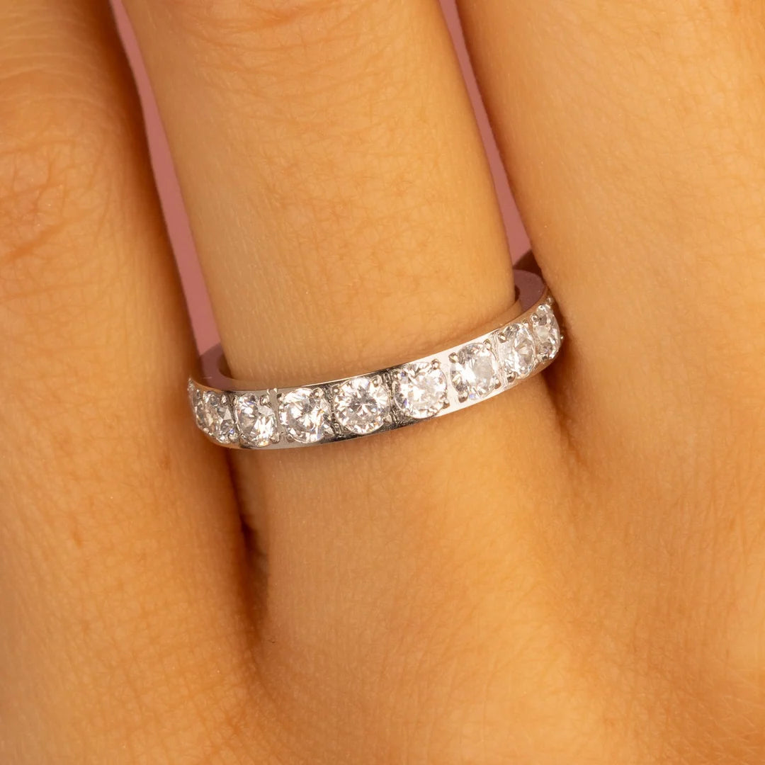 Ring met Zirkonia steentjes 3 mm zilver