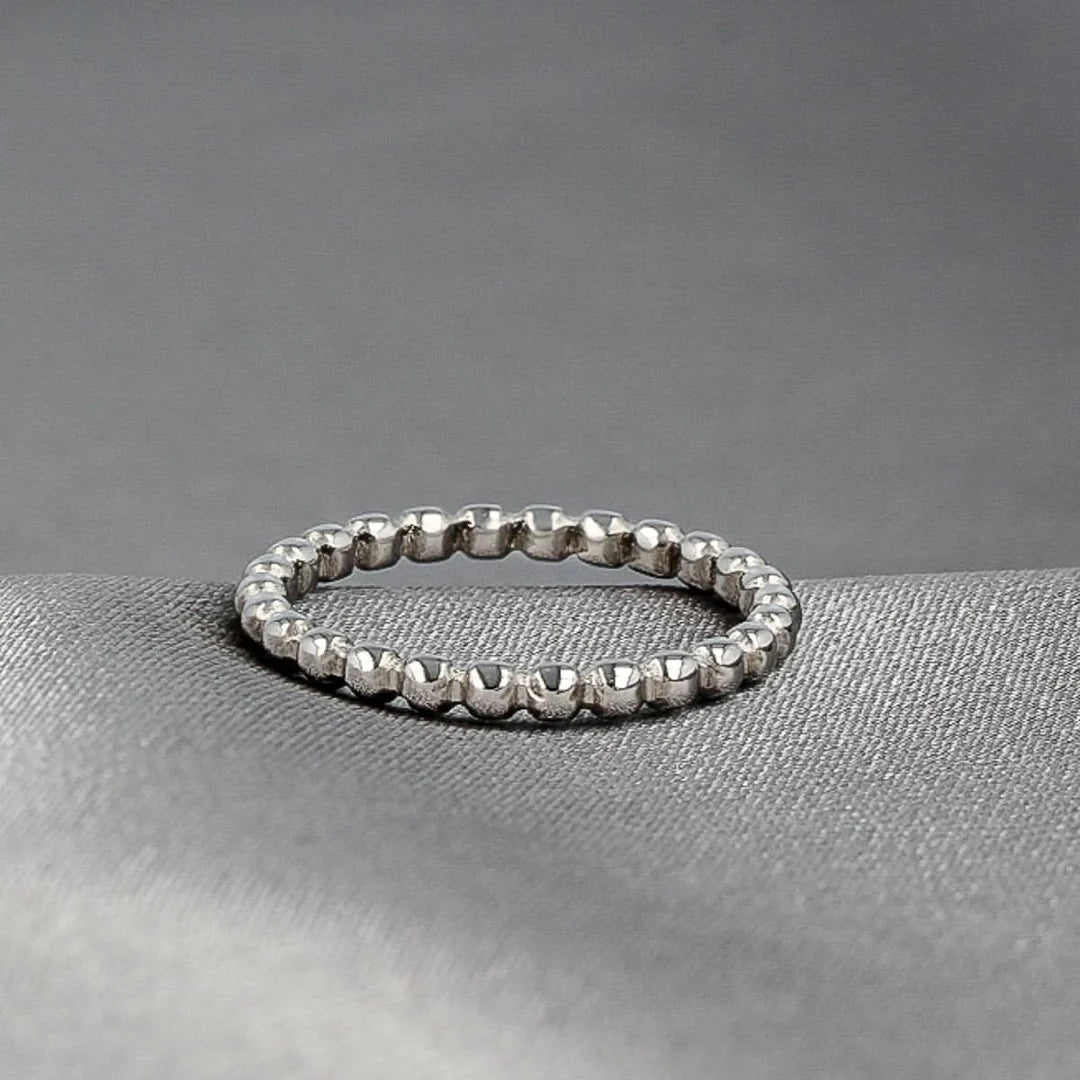 Zilverkleurige ring met bolletjes