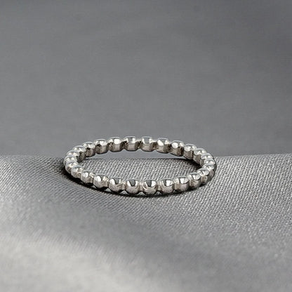 Zilverkleurige ring met bolletjes
