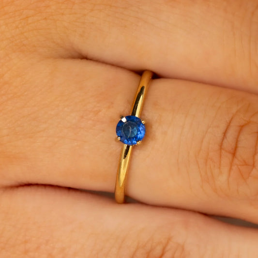 Fijne ring met kleine Zirkonia steen kobalt blauw