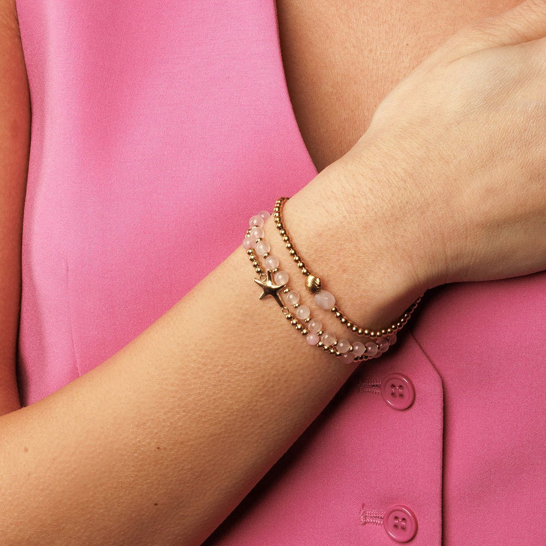 Rozekwarts armband met gouden kralen