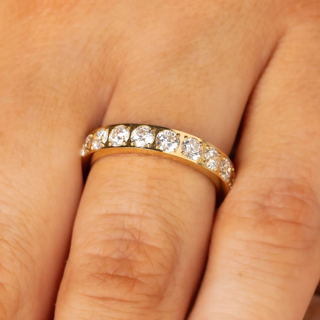 Ring met Zirkonia steentjes 3 mm