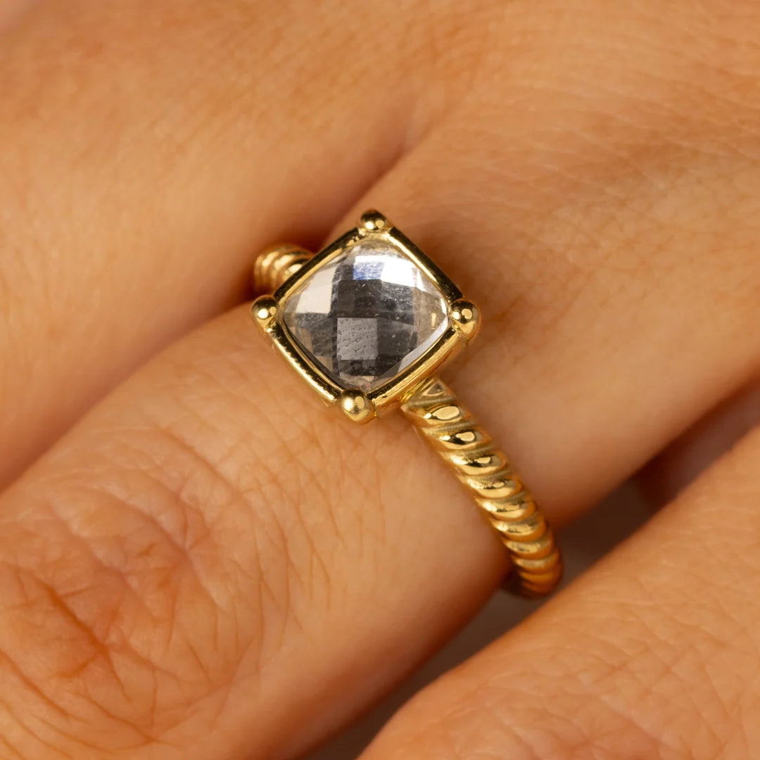 Geribbelde ring met vierkante glassteen Chrystal