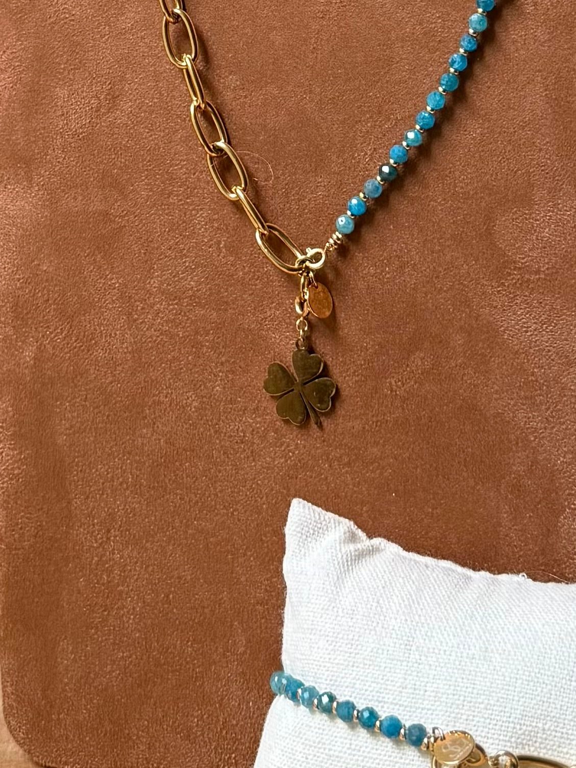 Hanger clover leaf