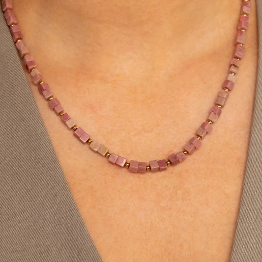 Ketting met vierkante kralen-Rhodoniet