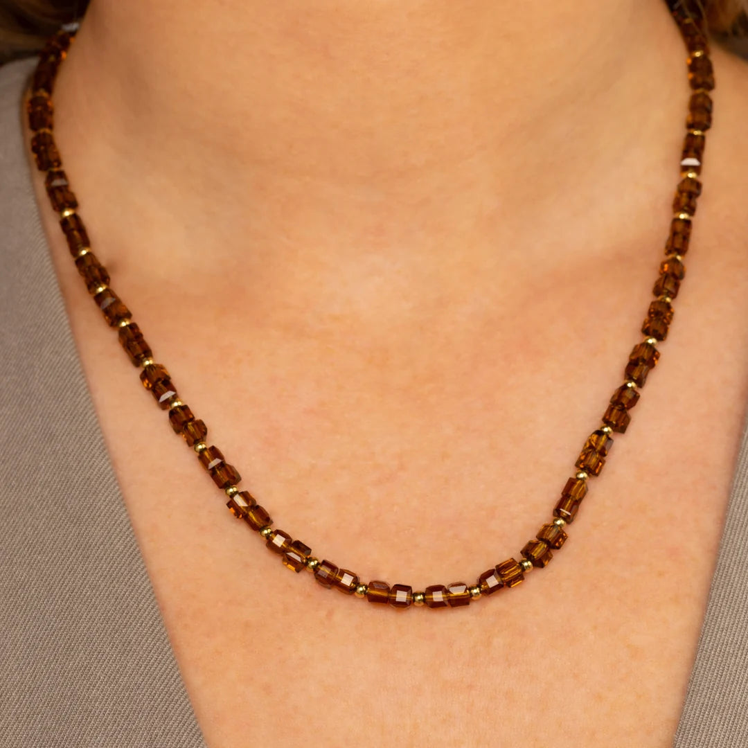 Ketting met facet geslepen, vierkante, bruine glaskralen