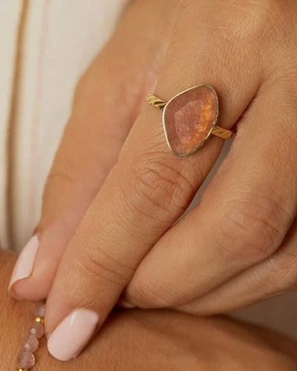 Aardbeienkwarts freeform ring