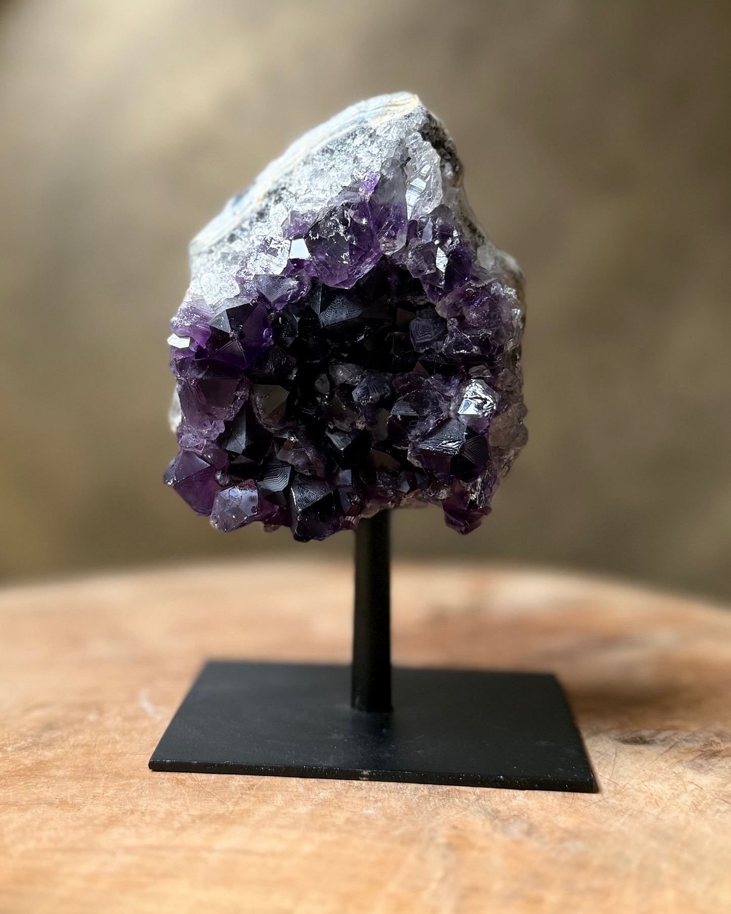 Amethist cluster op standaard