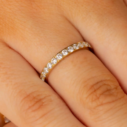 Ring met Zirkonia steentjes 2 mm